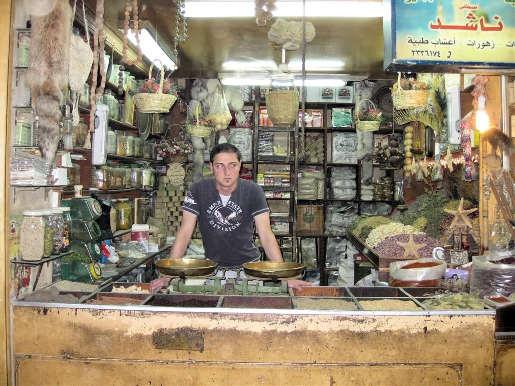 SYRIЁ - ALEPPO - kraam met specerijen in de souq