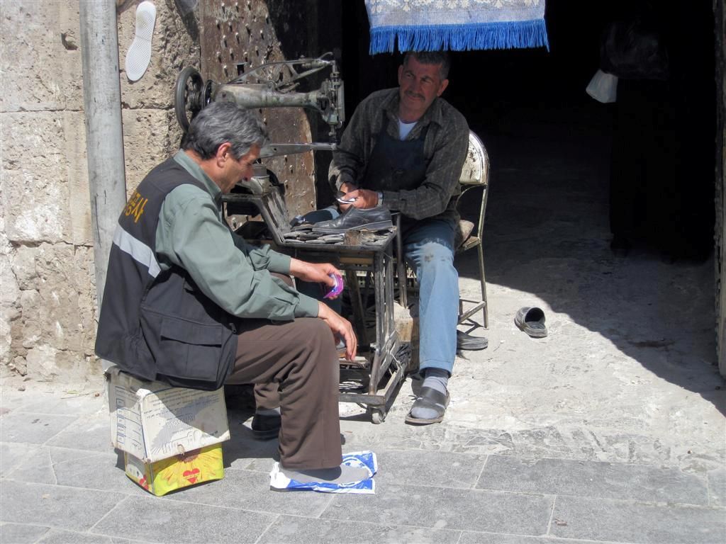 SYRIЁ - ALEPPO - schoenmaker op straat