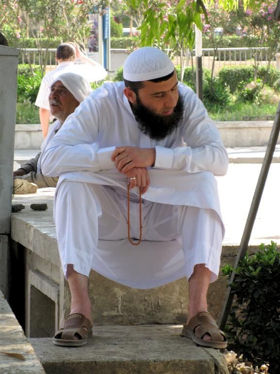 SYRIЁ - ALEPPO - gelovige man in traditionele kleding