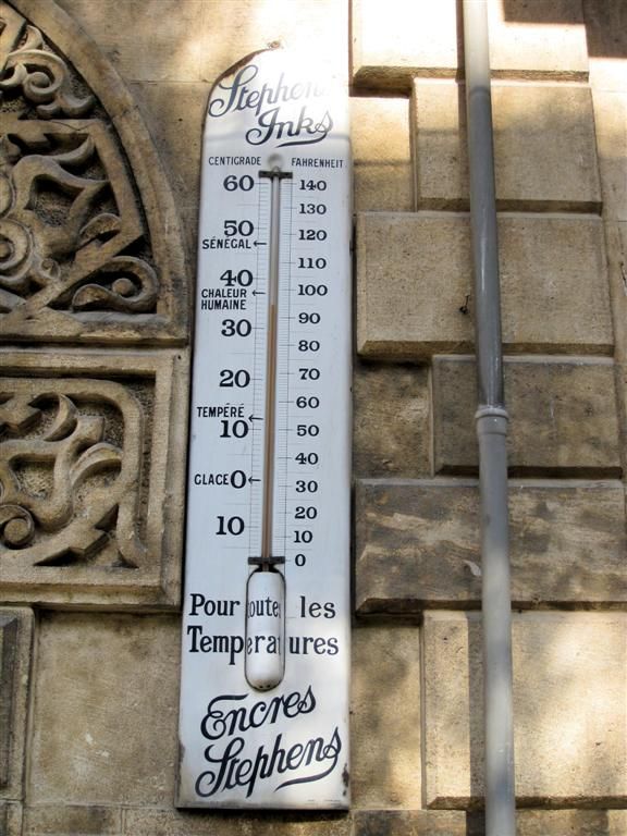 SYRIЁ - ALEPPO - thermometer bij voormalige Baron hotel die 36 graden aangeeft