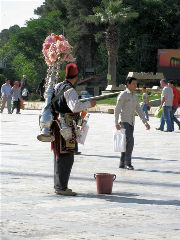 SYRIЁ - ALEPPO - traditionele waterdrager