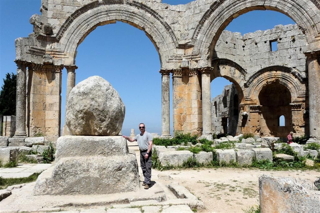 SYRIЁ - QALA'AT SAMAAN (60km ALEPPO) - Carlos bij restanten pilaar waar Simeon 36 jaar op gezeten heeft in Simeonsklooster