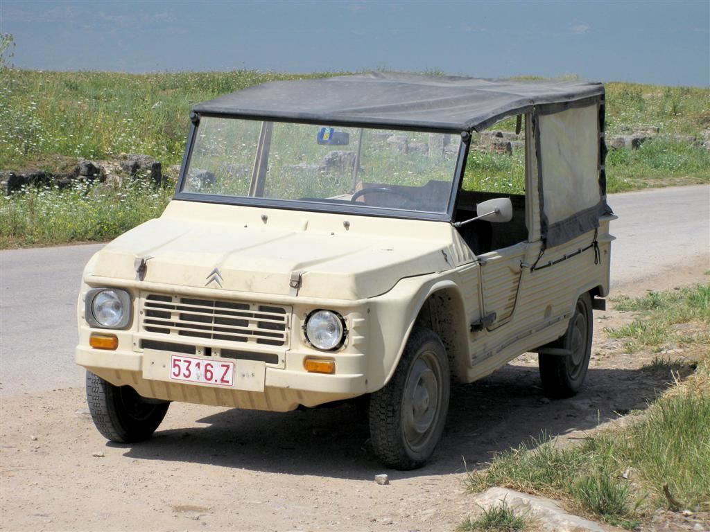 SYRIЁ - APAMEA - oldtimer Citroën Mehari