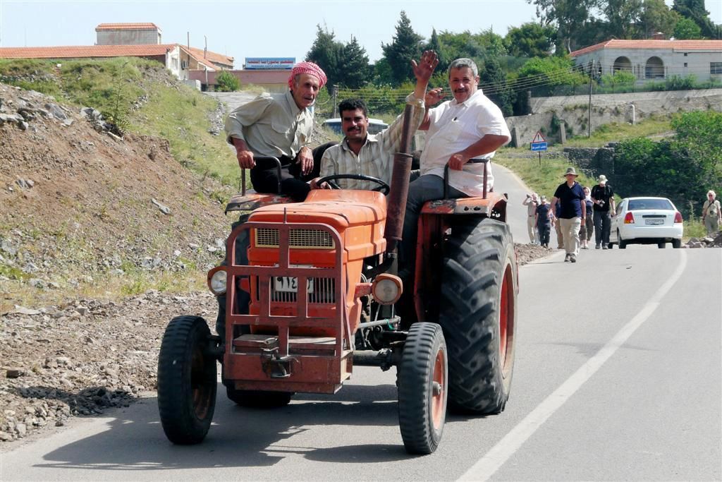 SYRIЁ - KRAK DES CHEVALIERS - lokale bevolking op tractor