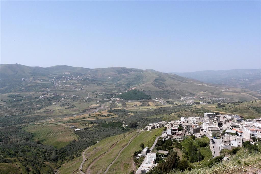 SYRIЁ - KRAK DES CHEVALIERS - uitzicht op dorp vanaf ingang burcht