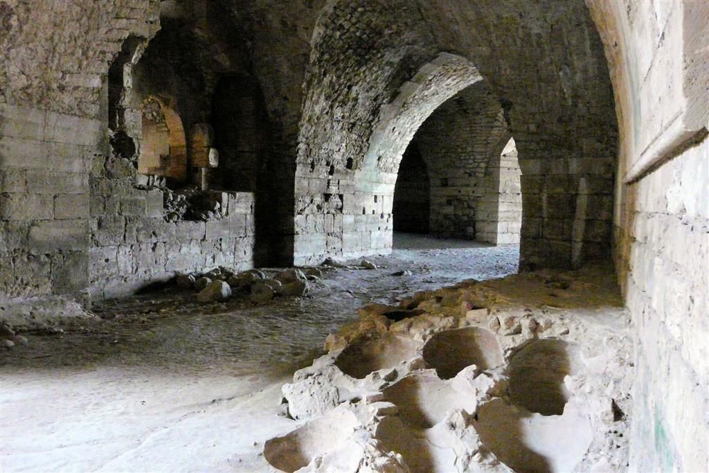 SYRIЁ - KRAK DES CHEVALIERS - gaten in grond werden gebruikt voor olie opslag