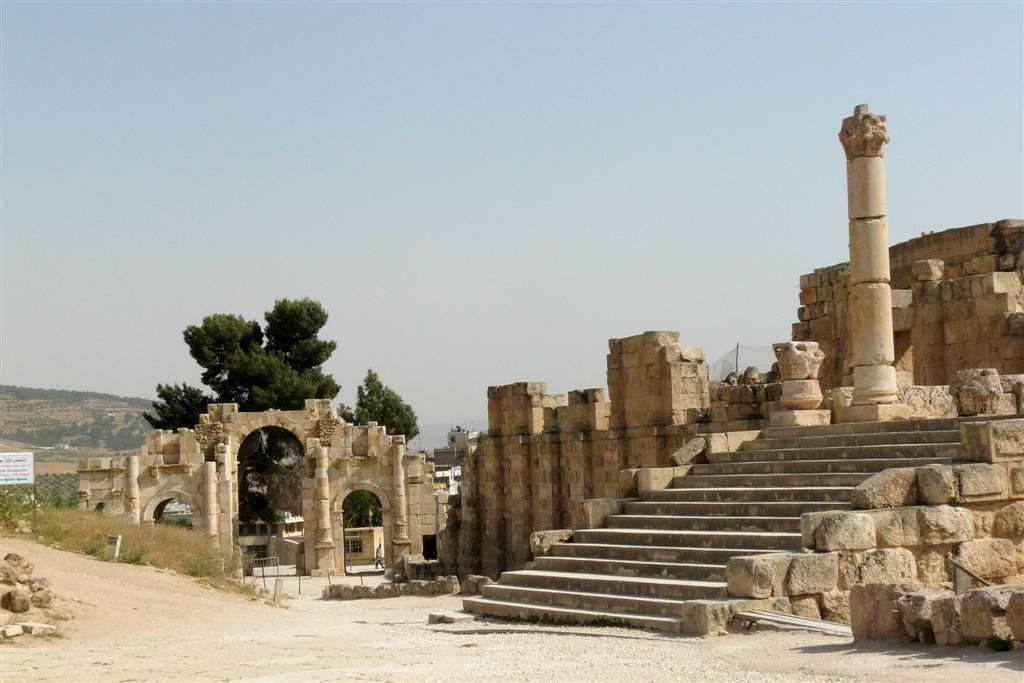 JORDANIЁ - JERASH - zuiderlijke poort en tempel van zeus