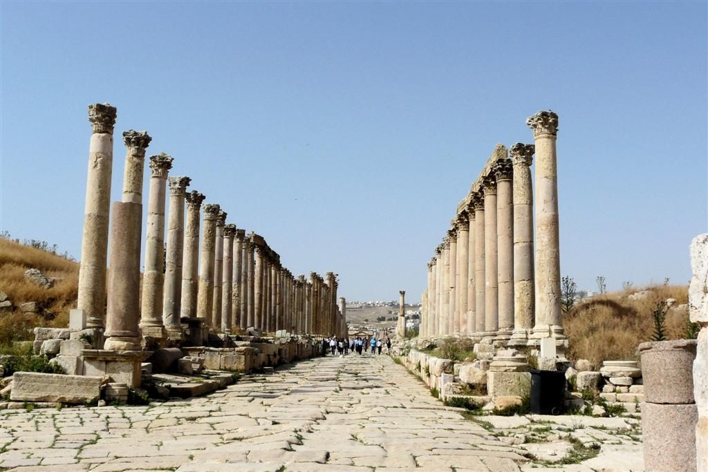 JORDANIЁ - JERASH - zuilen in colonnaded street
