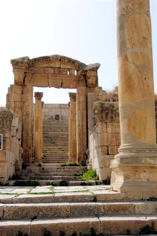 JORDANIЁ - JERASH - ingang van kathedraal
