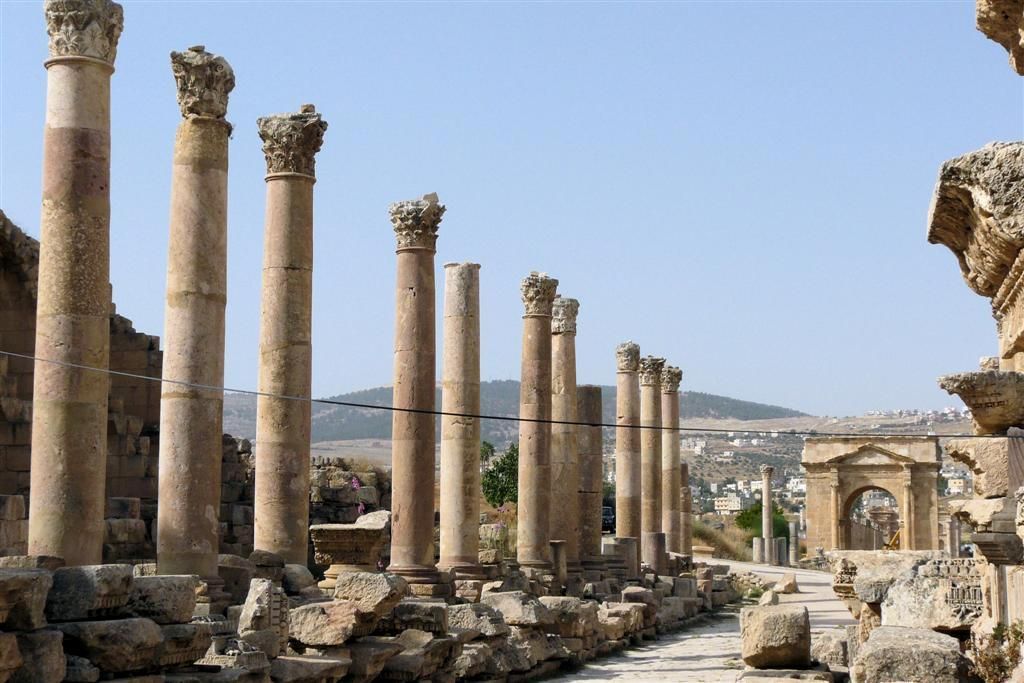 JORDANIЁ - JERASH - enkele zuilen bij colonnaded street
