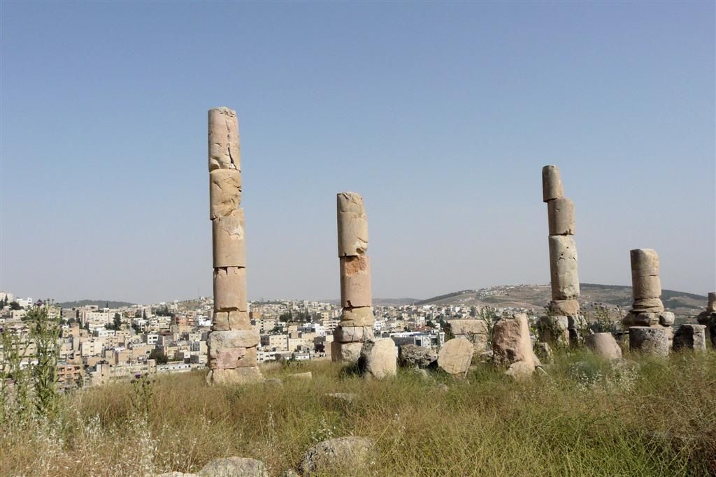 JORDANIЁ - JERASH - overblijfselen romeinse zuilen