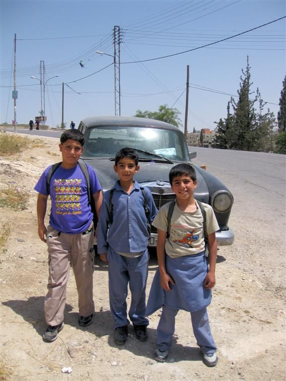 JORDANIЁ - AMMAN - Jordaanse jongens voor oldtimer Mercedes Heckflosse