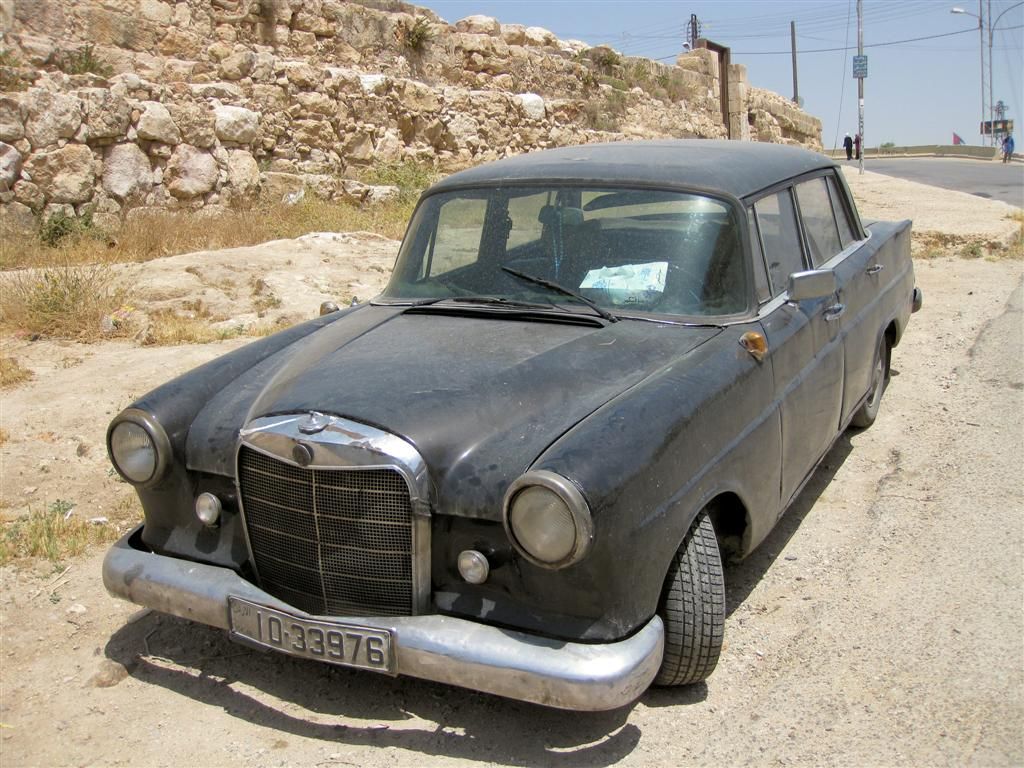 JORDANIЁ - AMMAN - oldtimer Mercedes Heckflosse