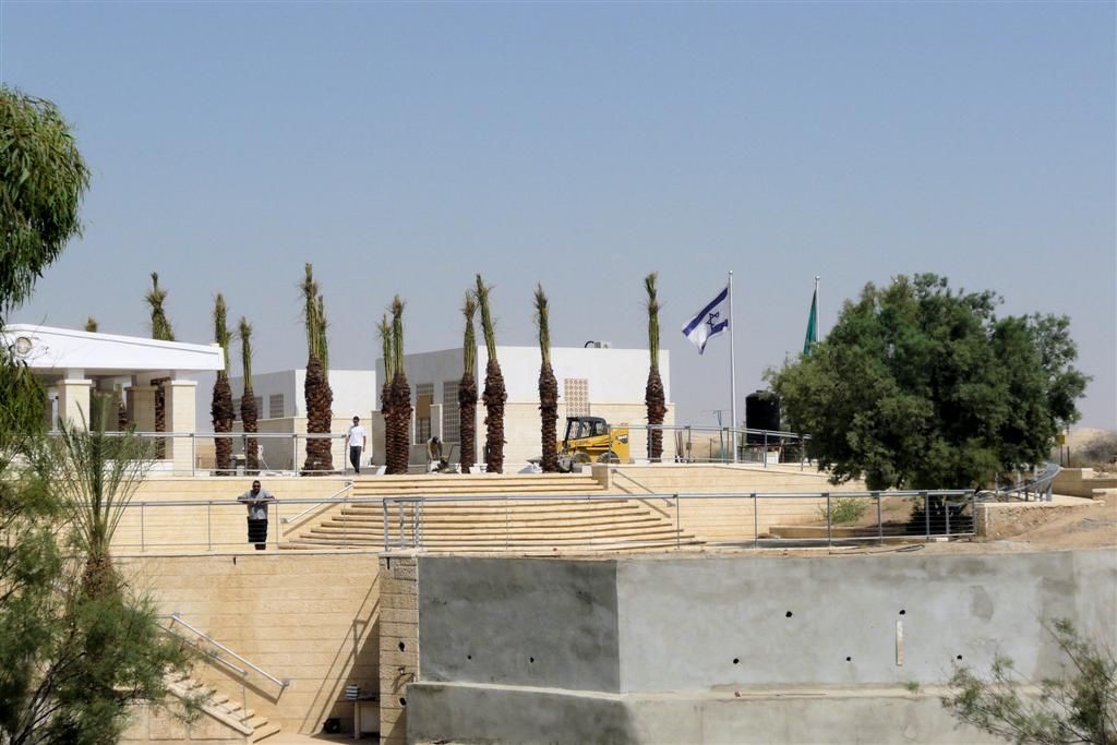 JORDANIЁ - BETHANIЁOVER DE JORDAAN - aan de overkant van de jordaan rivier is Israel
