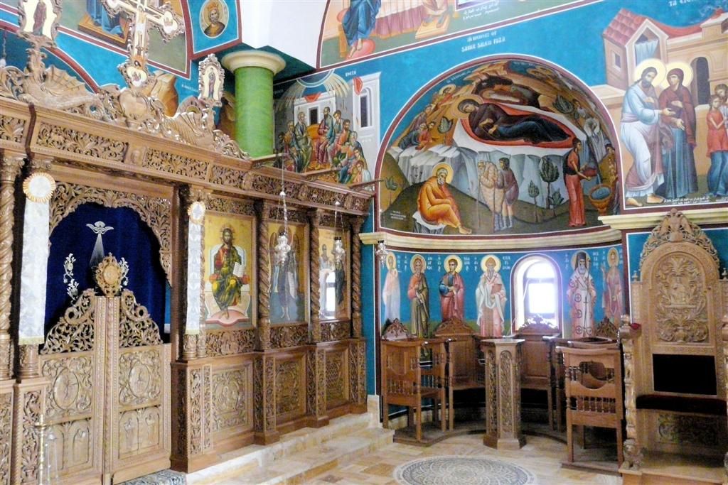 JORDANIЁ - BETHANIЁ OVER DE JORDAAN - binnen in de nieuwe-orthodoxe kerk van Sint-Johannes de Doper