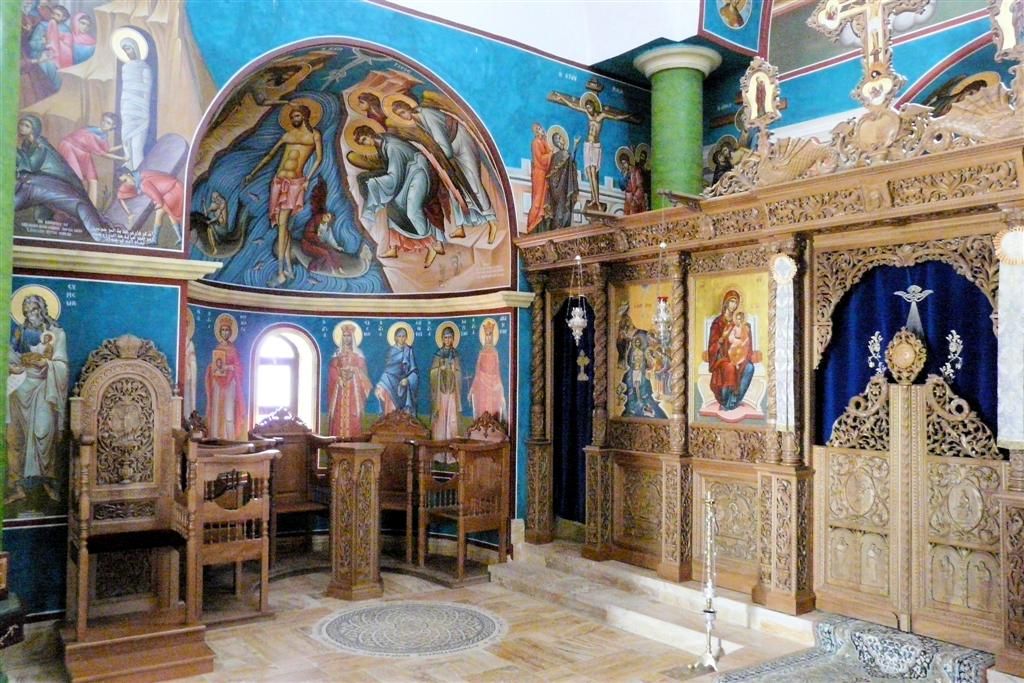 JORDANIЁ - BETHANIЁ OVER DE JORDAAN - binnen in de nieuwe-orthodoxe kerk van Sint-Johannes de Doper