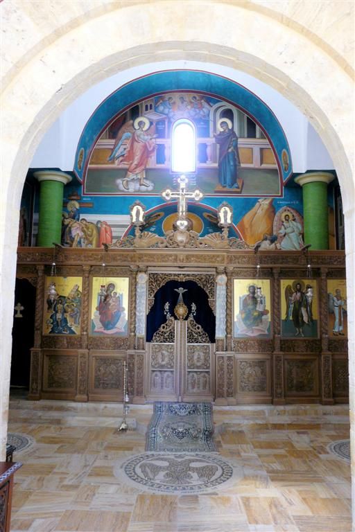 JORDANIЁ - BETHANIЁ OVER DE JORDAAN - binnen in de nieuwe-orthodoxe kerk van Sint-Johannes de Doper