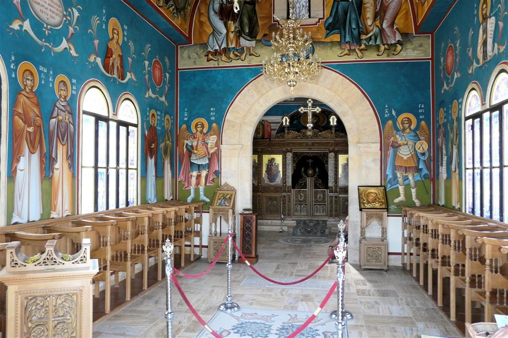 JORDANIЁ - BETHANIЁ OVER DE JORDAAN - binnen in de nieuwe-orthodoxe kerk van Sint-Johannes de Doper