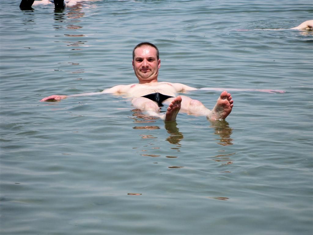 JORDANIЁ - DODE ZEE - Carlos drijft in dode zee