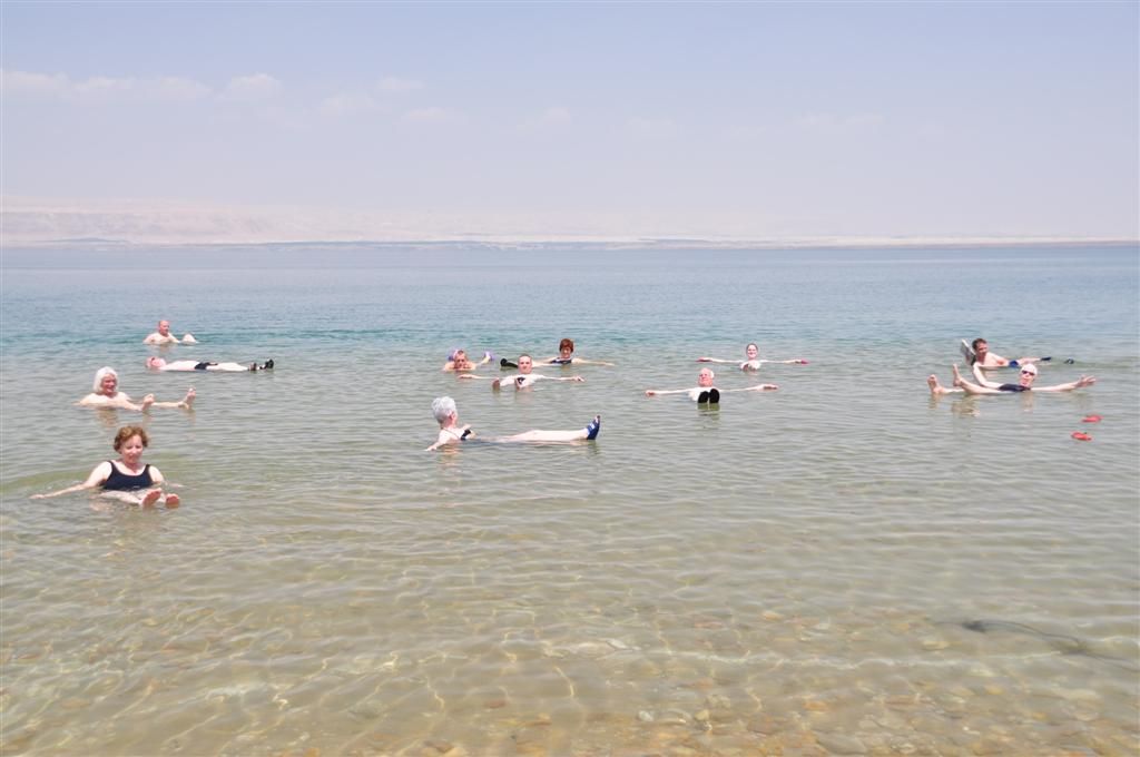 JORDANIЁ - DODE ZEE - aantal van de groep aan het drijven in dode zee