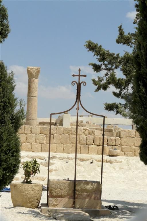 JORDANIЁ - BERG NEBO - steen met metalen kruis