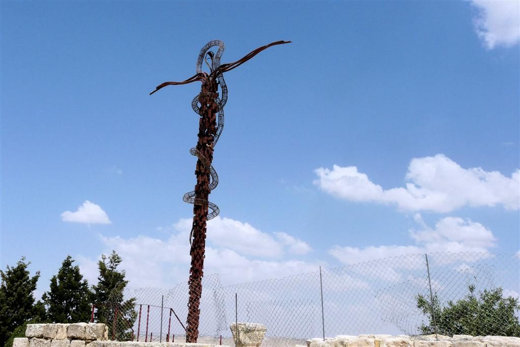 JORDANIЁ - BERG NEBO - bronzen beeldhouwerk van slang met wandelstok van Mozes
