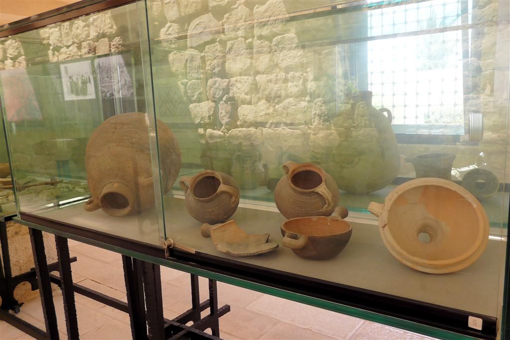 JORDANIЁ - BERG NEBO - oude kruiken in museum