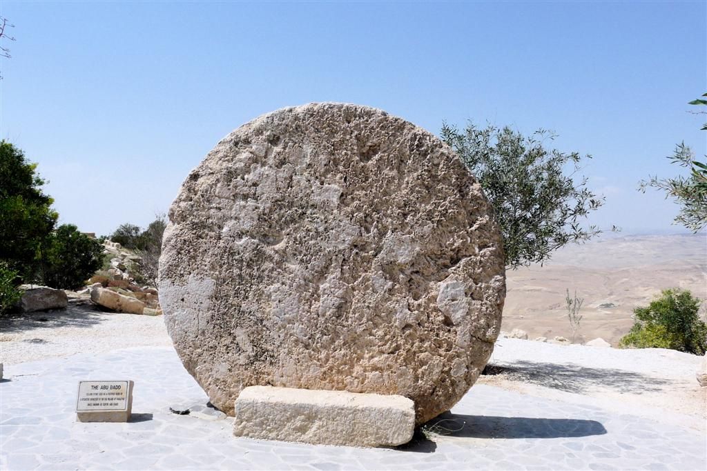 JORDANIЁ - BERG NEBO - de abu badd een rijdend steen wordt gebruikt als een stevig deur koppel