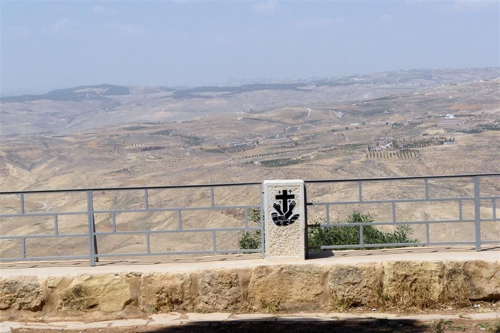 JORDANIЁ - BERG NEBO - gedenksteen met uitzicht
