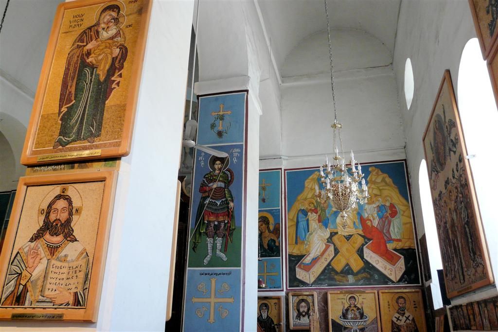 JORDANIЁ - MADABA - binnen in de Griekse orthodoxe kerk