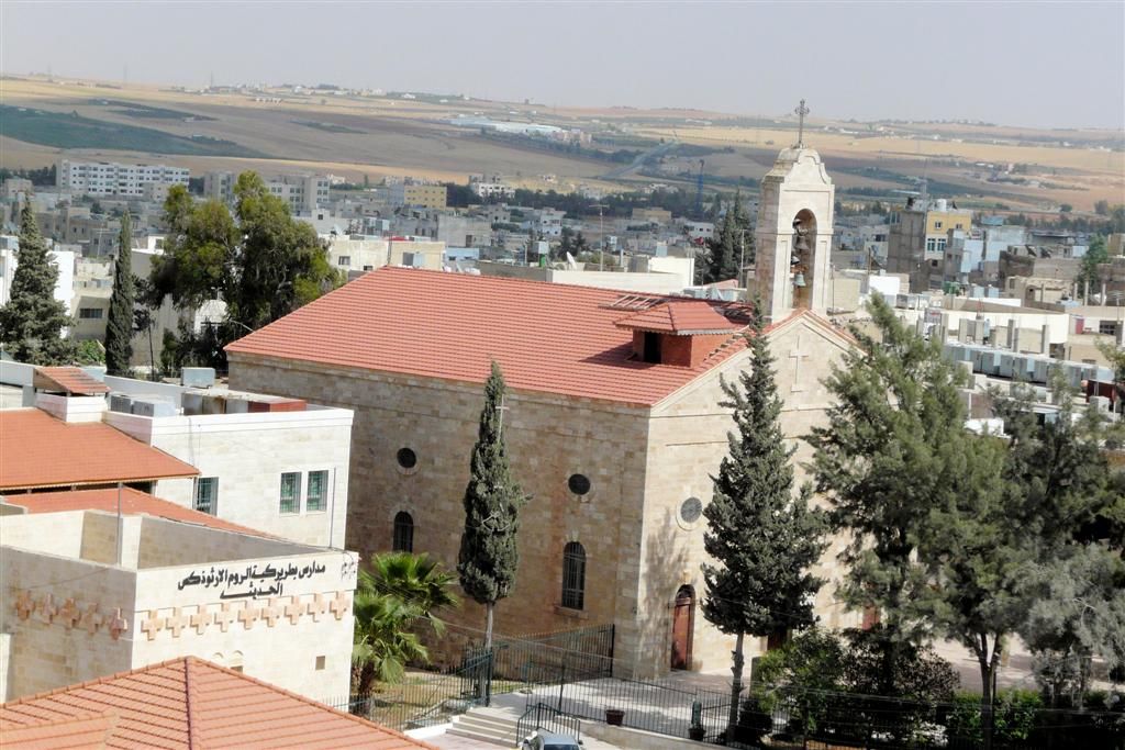 JORDANIЁ - MADABA - vanuit hotel kamer zicht op de Griekse orthodoxe kerk