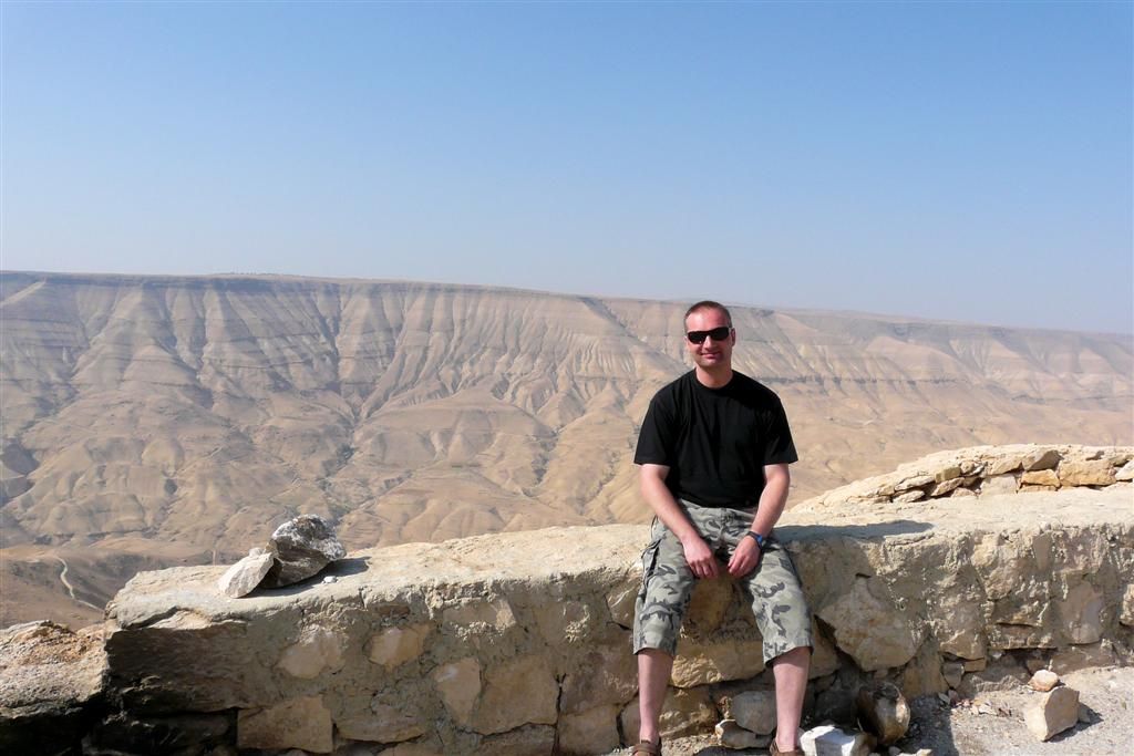 JORDANIЁ - MADABA ->KERAK - Carlos met uitzicht over Wadi AL-Mujeb