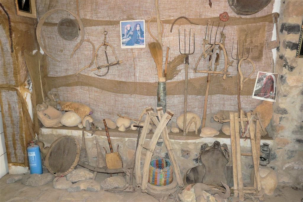JORDANIЁ - MADABA ->KERAK - oude landwerktuigen bij Trajan Rest House