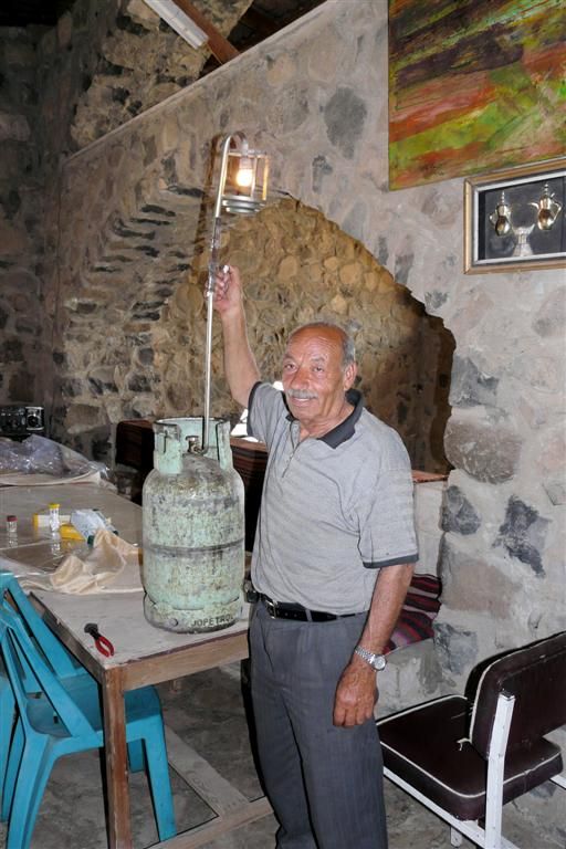 JORDANIЁ - MADABA ->KERAK - werkende gaslamp bij Trajan Rest House