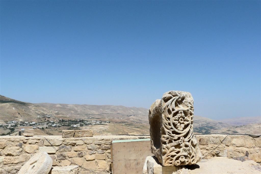 JORDANIЁ - KERAK - steen met figuren bij ruïne kasteel Kerak
