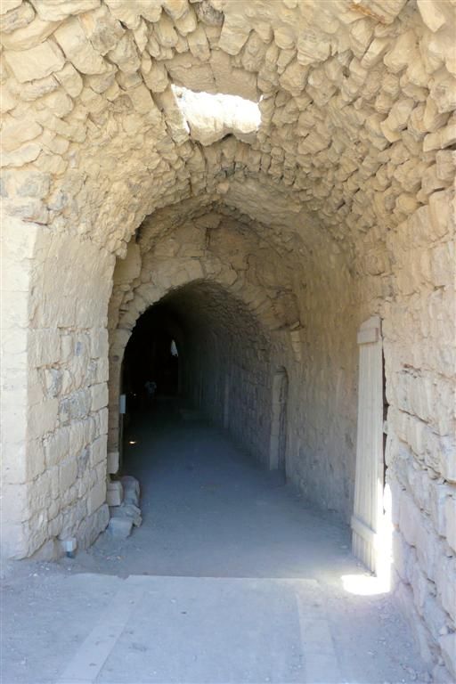 JORDANIЁ - KERAK - gang van ruïne kasteel Kerak