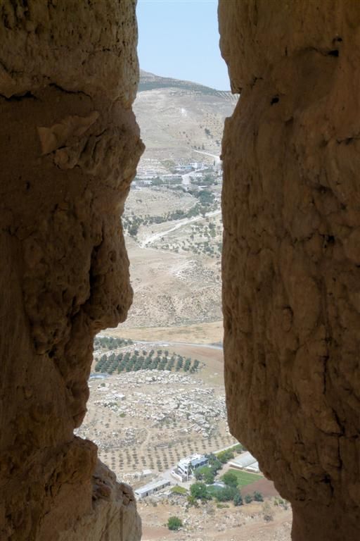 JORDANIЁ - KERAK - doorkijk bij ruïne kasteel Kerak