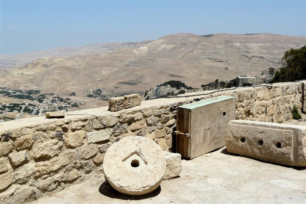 JORDANIЁ - KERAK - oude stenen bij ruïne kasteel Kerak