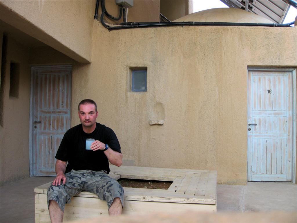 JORDANIЁ - DANA NATIONAL PARK - Carlos met een glas arak