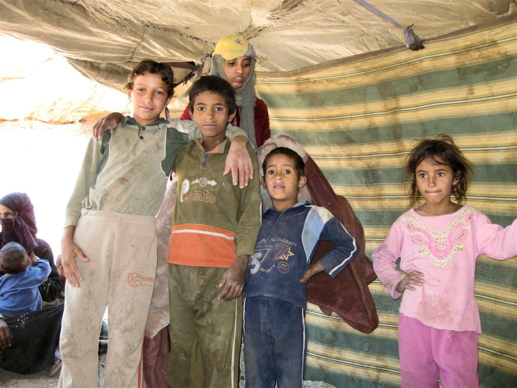 JORDANIЁ - DANA NATIONAL PARK - kinderen van bedoeinen familie