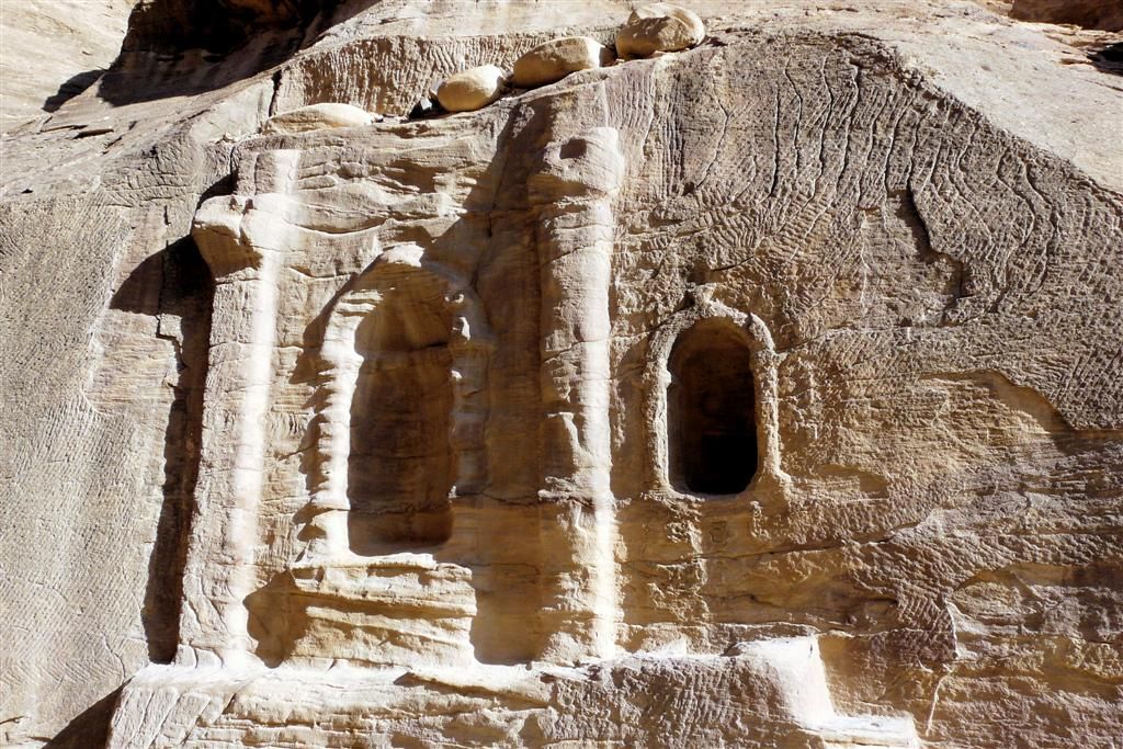 JORDANIЁ - PETRA - in rots gehouwen figuren