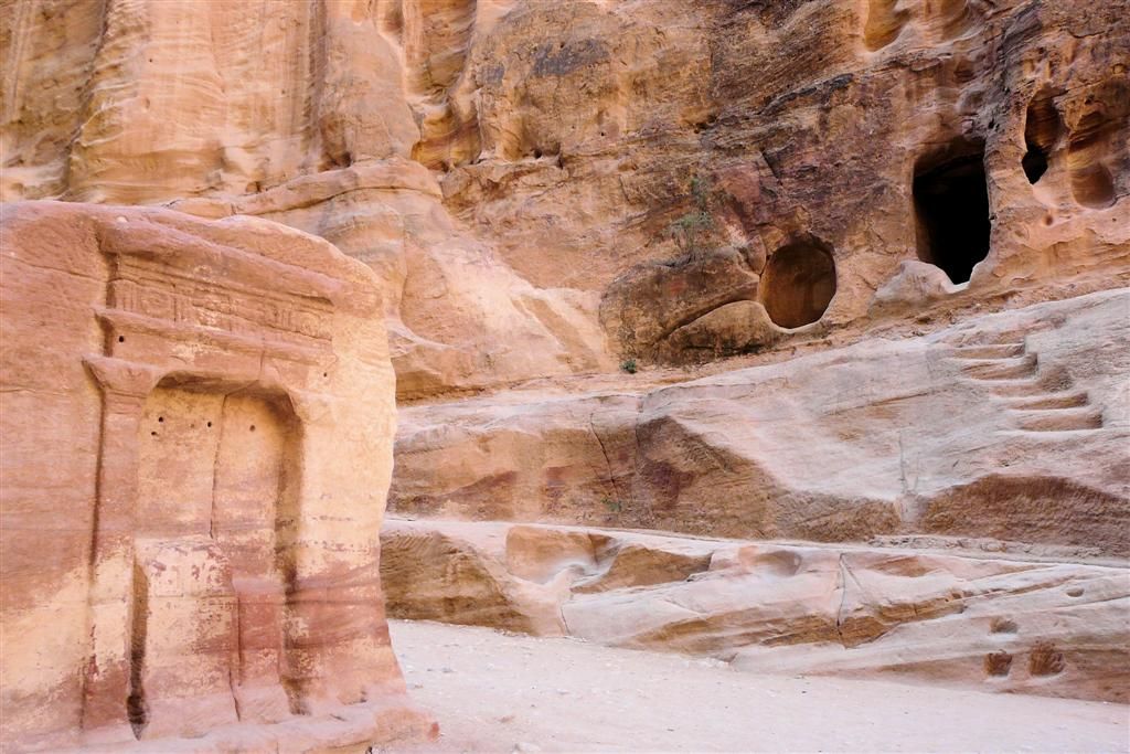 JORDANIЁ - PETRA - enkele rotswoningen