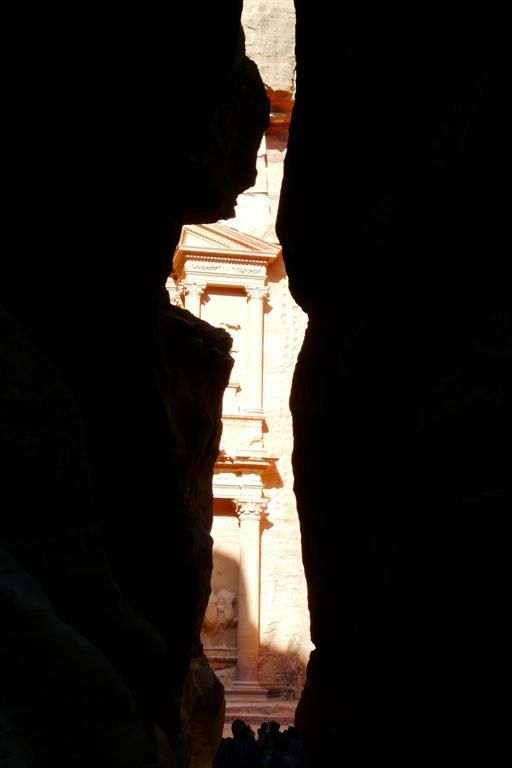 JORDANIЁ - PETRA - het einde van de Siq en zicht op al Khazneh