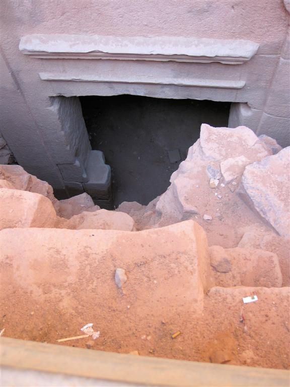 JORDANIЁ - PETRA - pas ontdekte tombe voor de al Khazneh