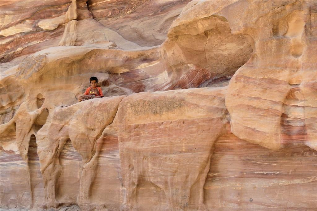 JORDANIЁ - PETRA - jongen bekijkt alles vanaf rots