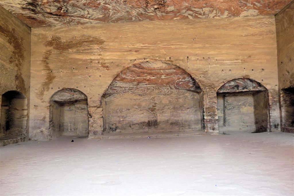 JORDANIЁ - PETRA - binnen in urn graf