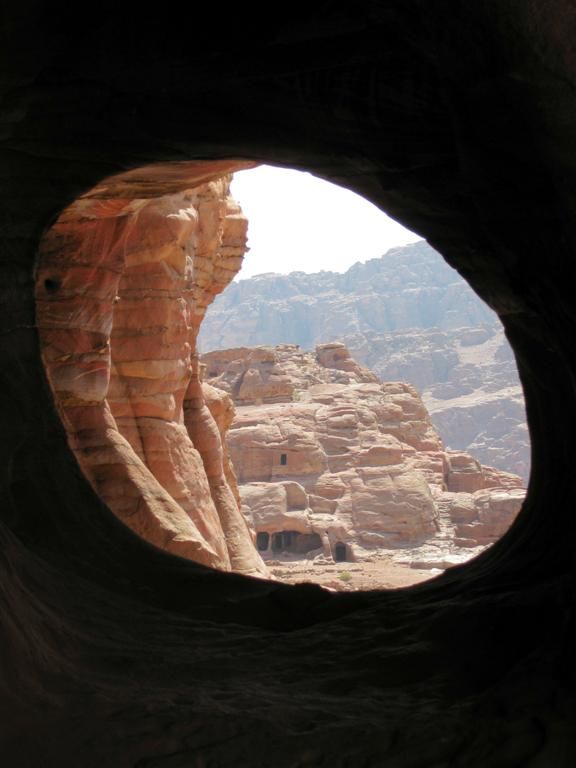 JORDANIЁ - PETRA - doorkijk bij koningsgraven