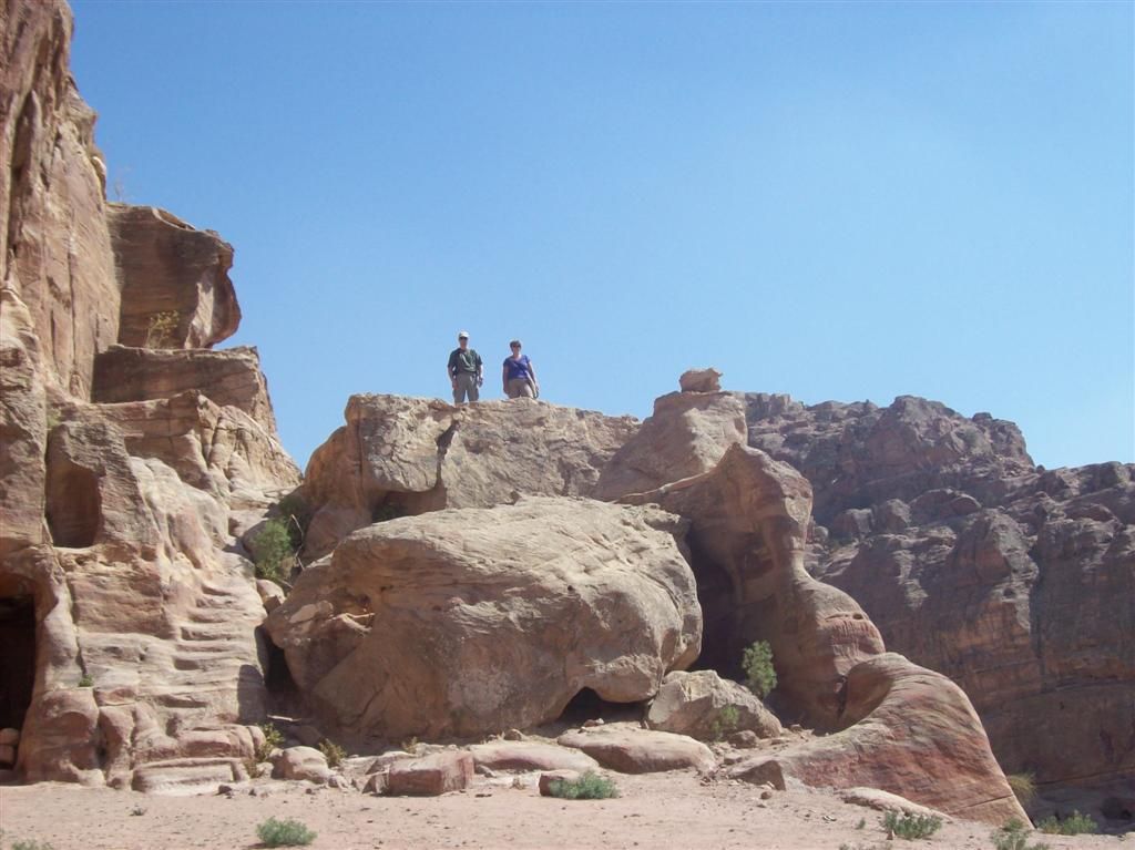 JORDANIЁ - PETRA - Carlos en Brenda bij koningsgraven