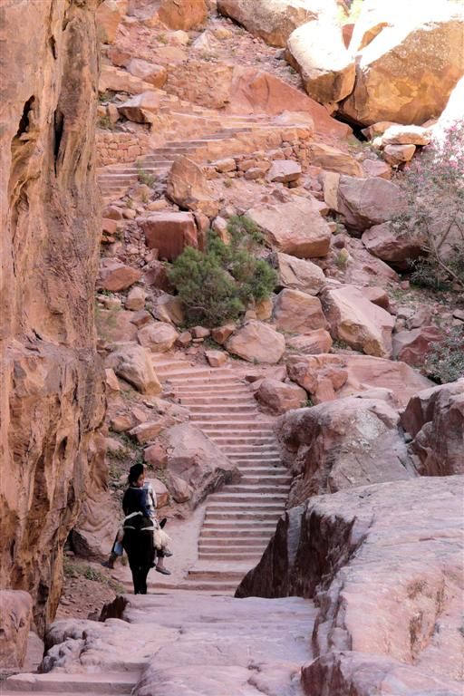 JORDANIЁ - PETRA - de weg naar hoge offerplaats voor dieren