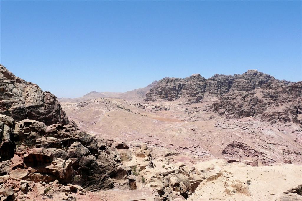 JORDANIЁ - PETRA - uitzicht bij hoge offerplaats voor dieren